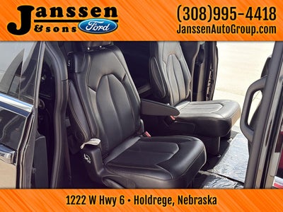 2025 Chrysler Pacifica Select
