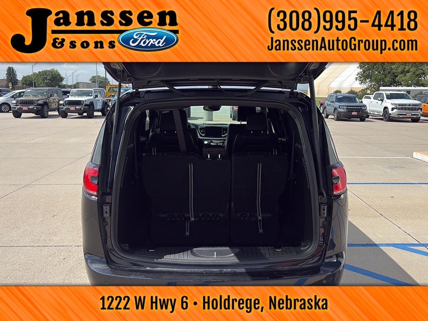 2025 Chrysler Pacifica Select